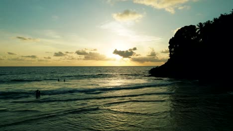 4K-Filmische-Naturluftaufnahmen-Einer-Drohne,-Die-Während-Des-Sonnenuntergangs-über-Den-Wunderschönen-Strand-Von-Surin-In-Phuket,-Thailand,-Fliegt