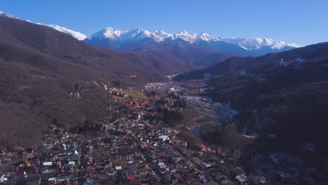 vista aérea de la aldea de montaña
