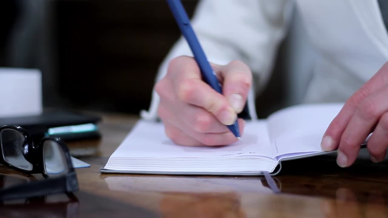 scrivere una lettera con l'intenzione di acquistare con una carta di credito video d'archivio filmati d'archivio