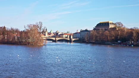 Puente-De-La-Legión-Sobre-El-Río-Vltava-Y-El-Teatro-Nacional-En-La-Soleada-Praga