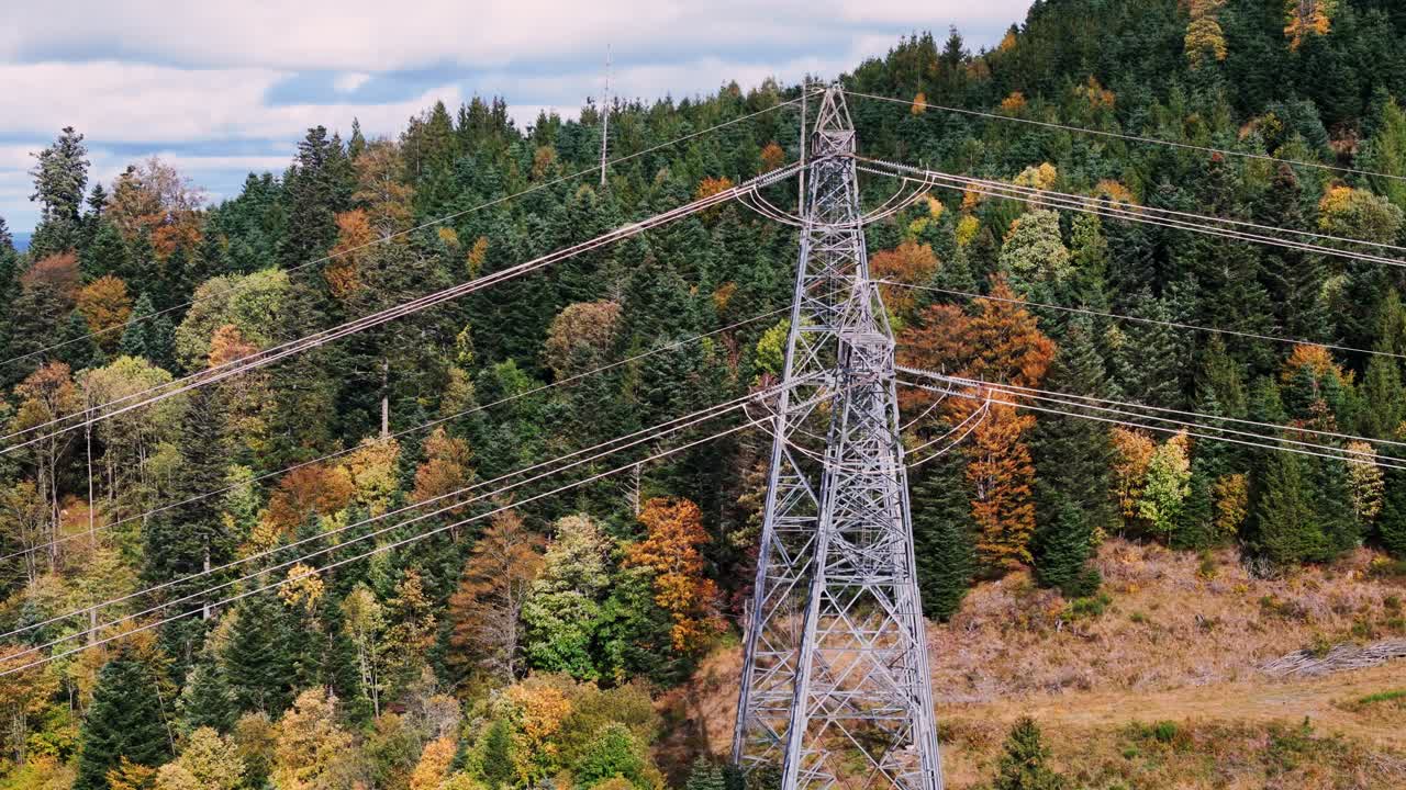 tiro de órbita aérea alrededor de la torre de la línea eléctrica alta durante la temporada de otoño en 4k