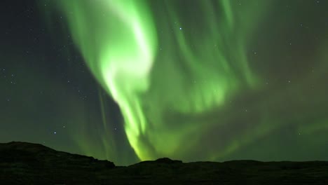 luces verdes intensas del norte en el norte de noruega, aurora boreal