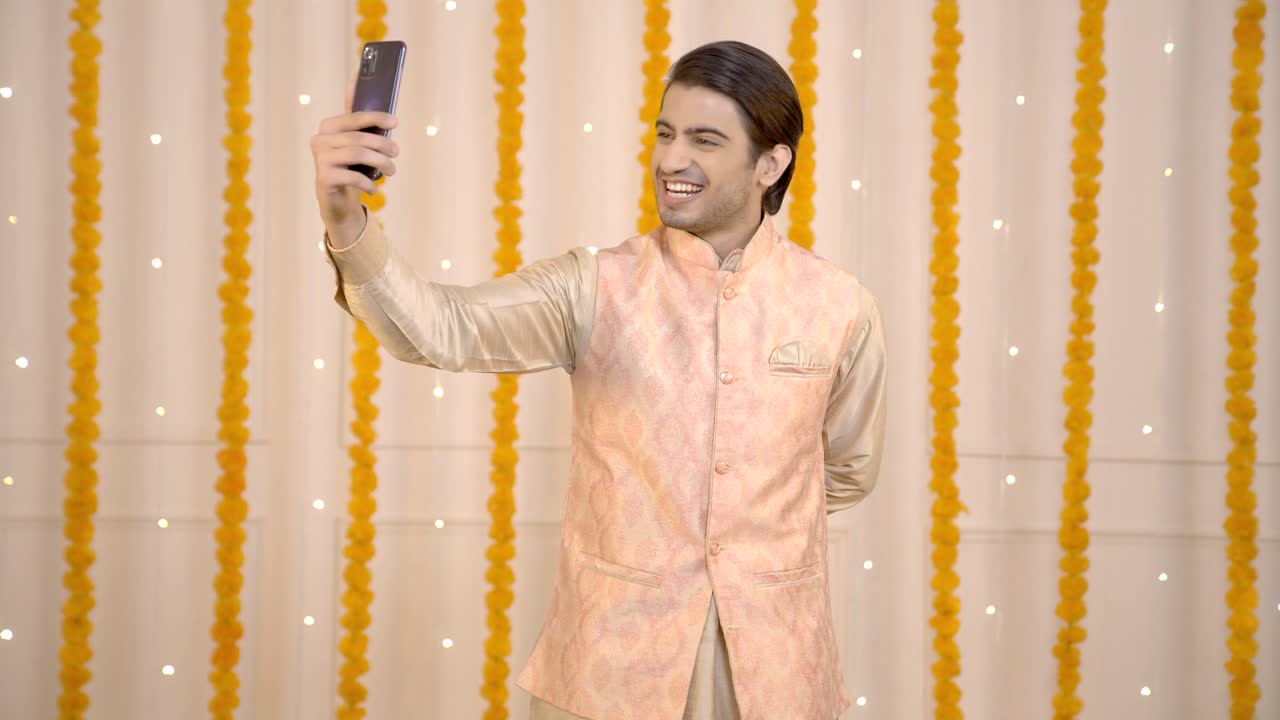 Uomo Indiano che Augura Buon Diwali in Videochiamata