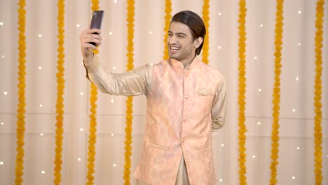hombre indio deseando feliz diwali en una videollamada