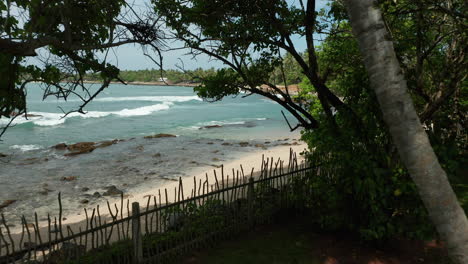 idílica playa tropical en un resort privado en sri lanka - retirada de drones