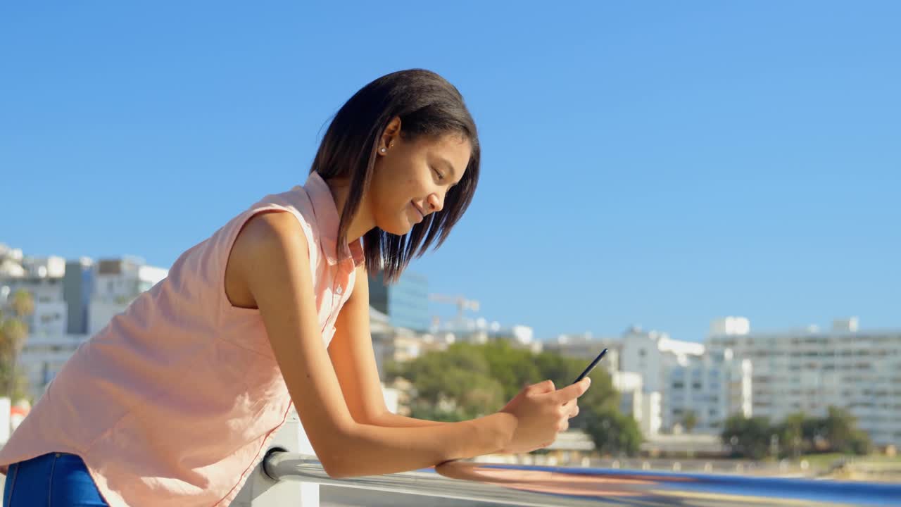 레일링 4k 근처에 휴대 전화를 사용하는 아름다운 여성