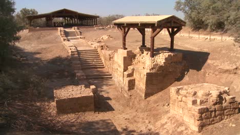 ruinas del antiguo lugar del bautismo de jesús cerca del río jordan