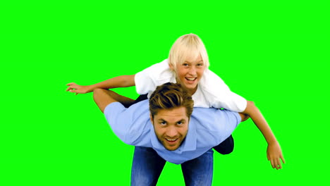 Sohn-Trägt-Seinen-Vater-Huckepack-Auf-Einem-Greenscreen