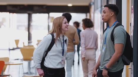 casal de estudantes universitários se encontrando e conversando em um edifício movimentado do campus comunitário