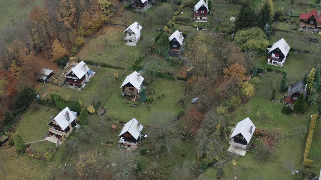 pintorescas casas de campo con tejados blancos en otoño, campo checo