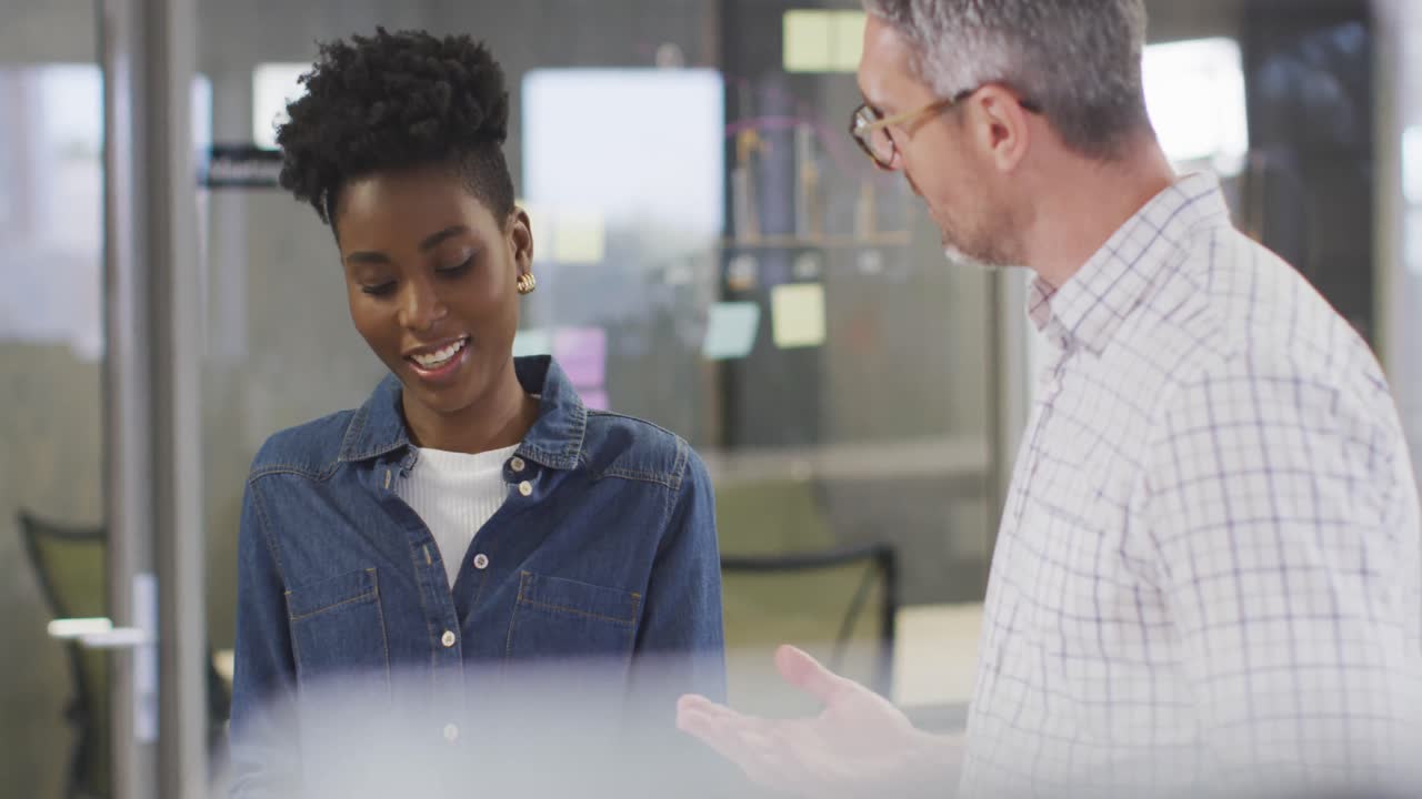video de un hombre de negocios y una mujer de negocios hablando sobre el proyecto