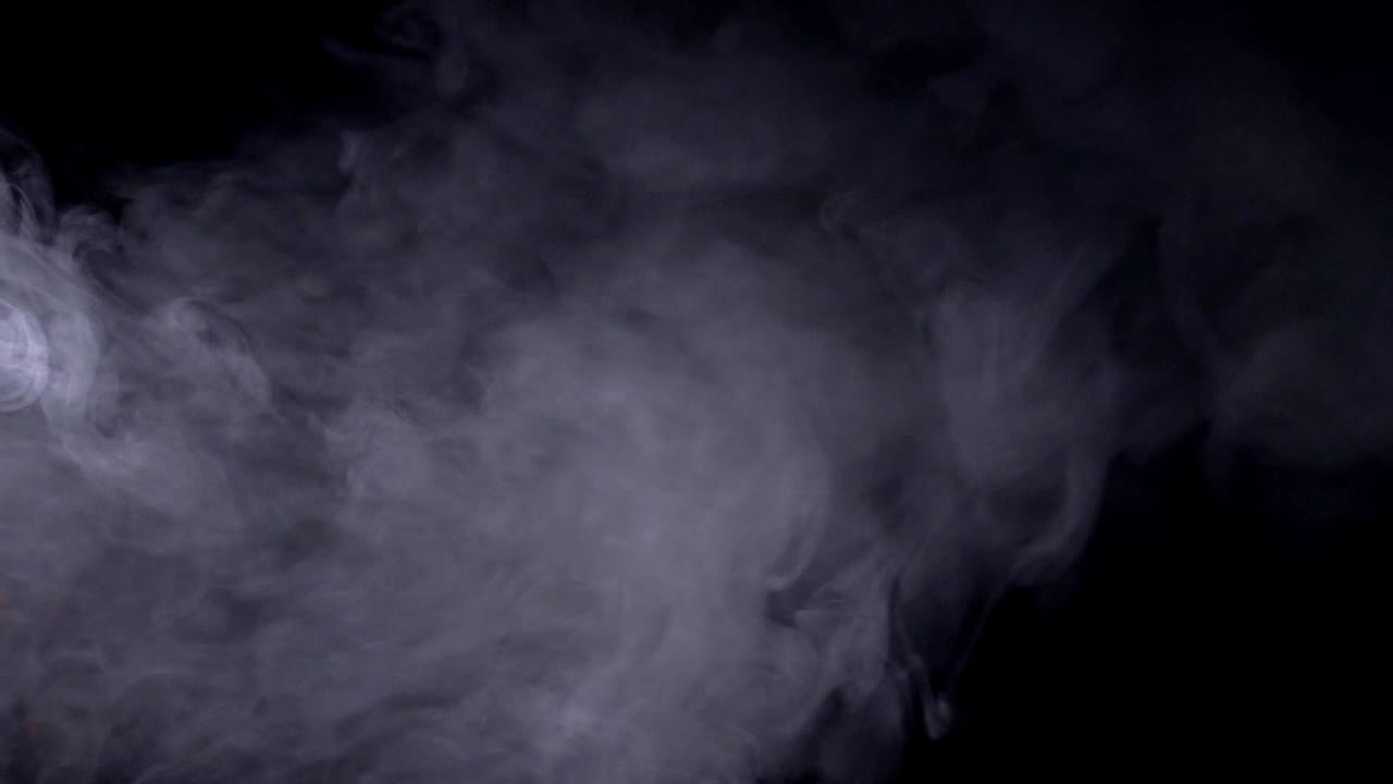 humo realista, niebla, bruma aislada en fondo negro, modo de pantalla para mezclar el efecto de superposición. disparo en cámara lenta 4k.