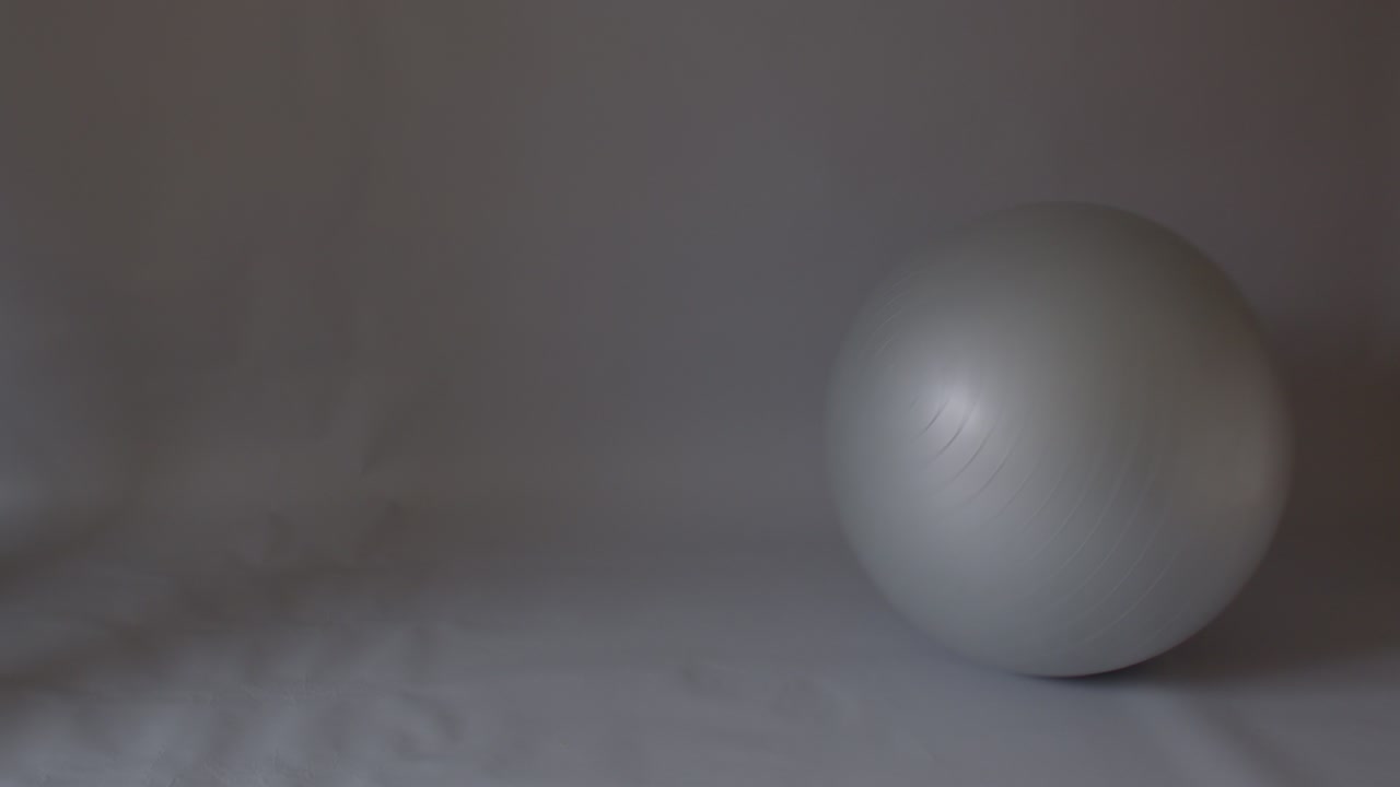 сфера - это геометрический объект. движение серебряного шара на сером фоне.