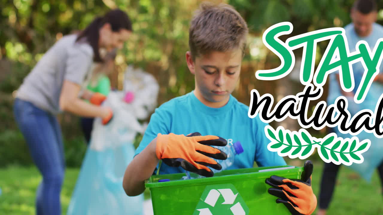 행복한 백인 소년과 가족이 시골에서 쓰레기를 모으는 것에 대한 자연스러운 텍스트의 애니메이션