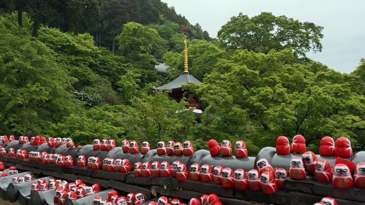 Bambole Daruma rosse allineate al Tempio Katsuo-ji a Minoh, Osaka, Giappone