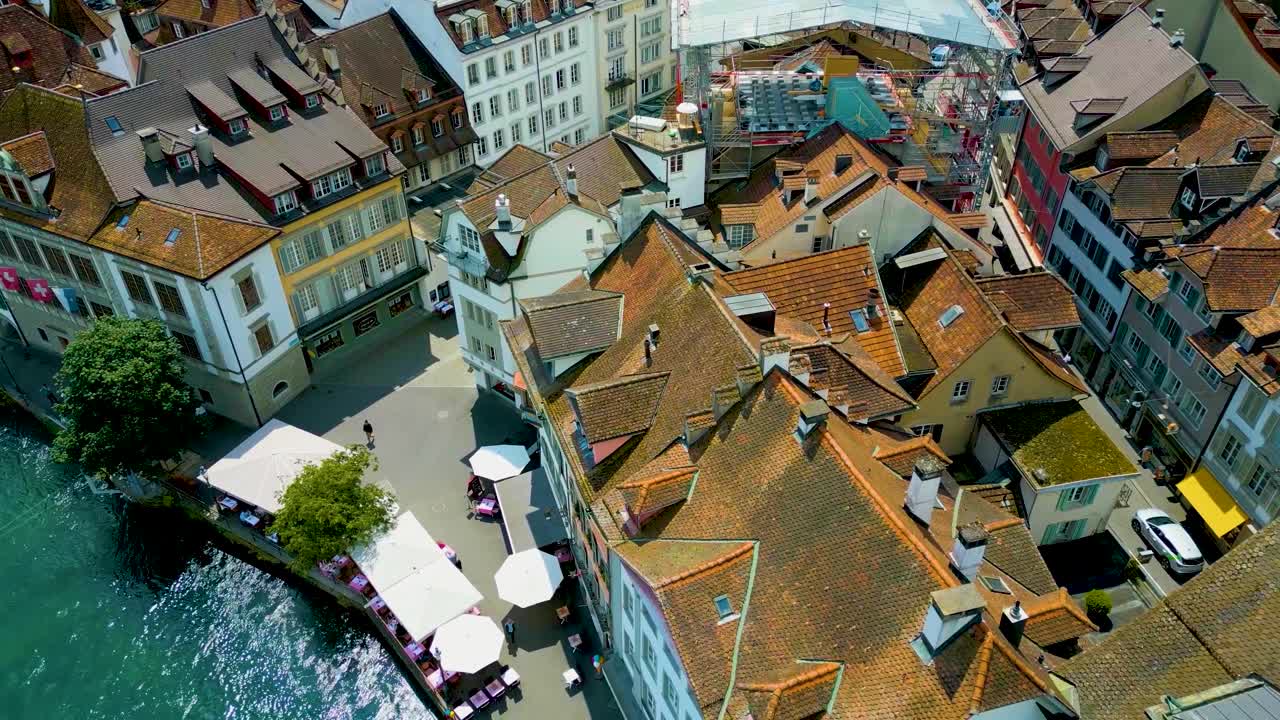 스위스 루체른의 리우스 강 근처에 있는 집을 건설하는 4k 드론 영상