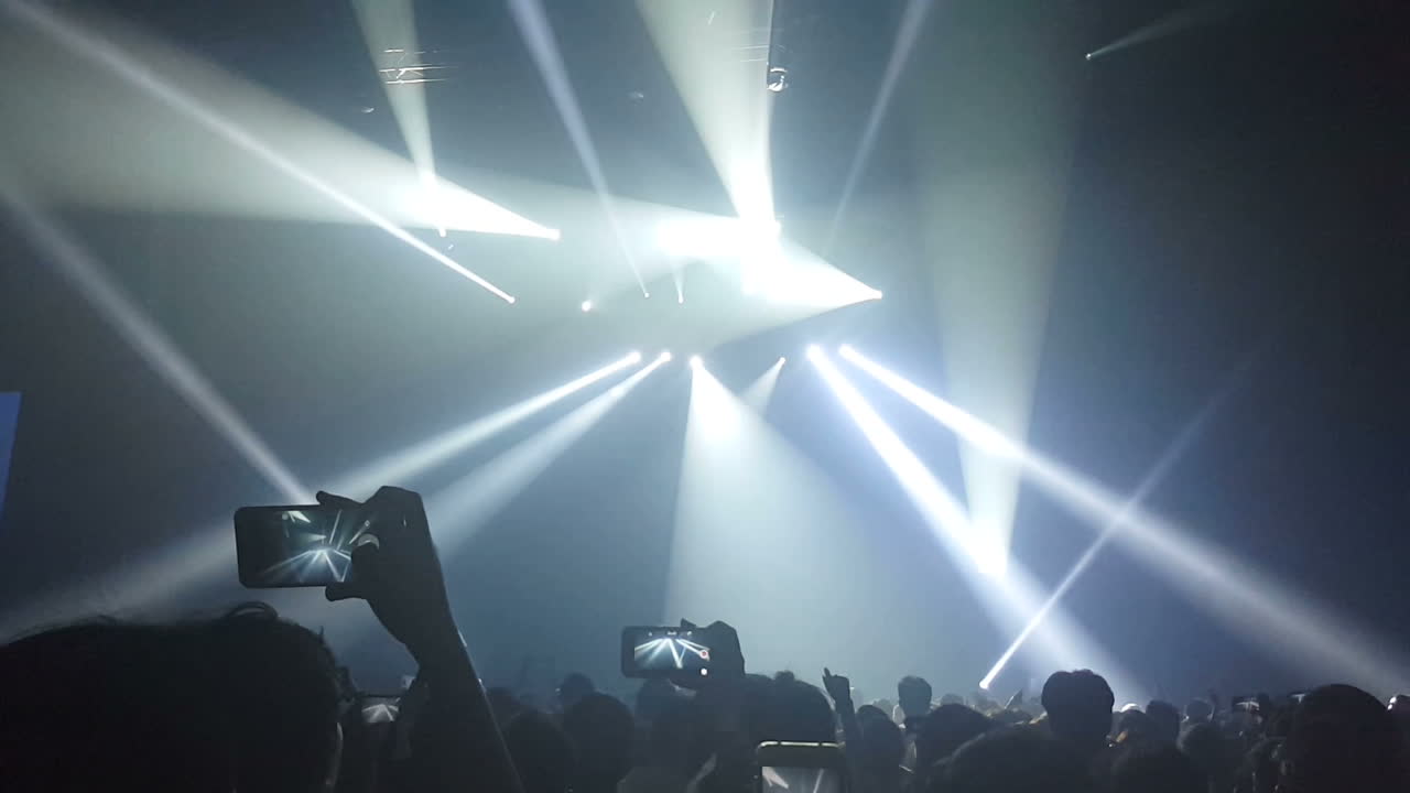 La gente felice balla in un concerto di festa in un nightclub