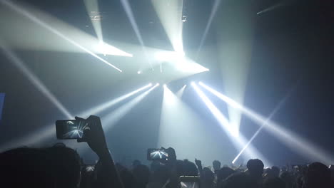 Gente-Feliz-Baila-En-Concierto-De-Fiesta-De-Discoteca