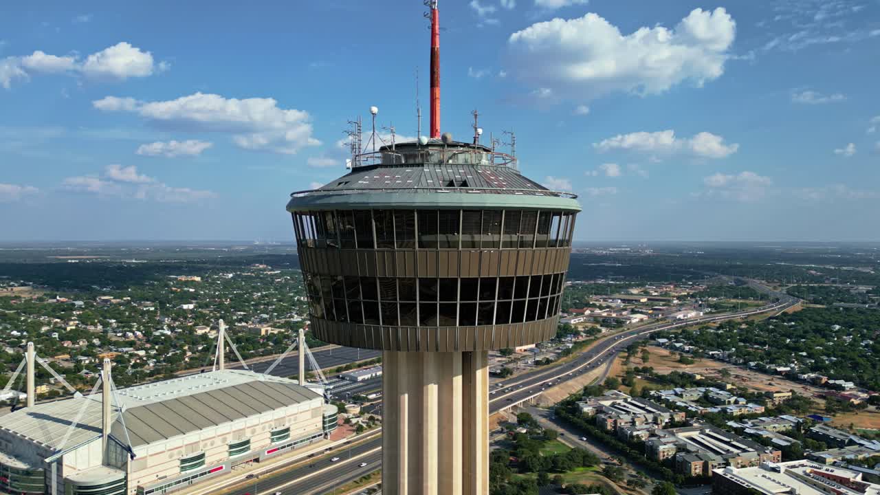 타워 오브 아메리카 (tower of the americas) 는 샌안토니오에 있는 상징적인 랜드마크이며, 독특한 디자인을 가지고 있다.