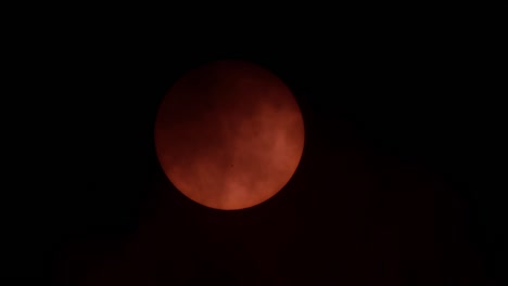 con manchas solares en el telescopio detrás de las nubes al amanecer. manchas solares que brillan a través de las nubles al atardecer. llamarada solar. tormenta magnética, viento soleado calentamiento global y contaminación. radiación solar.