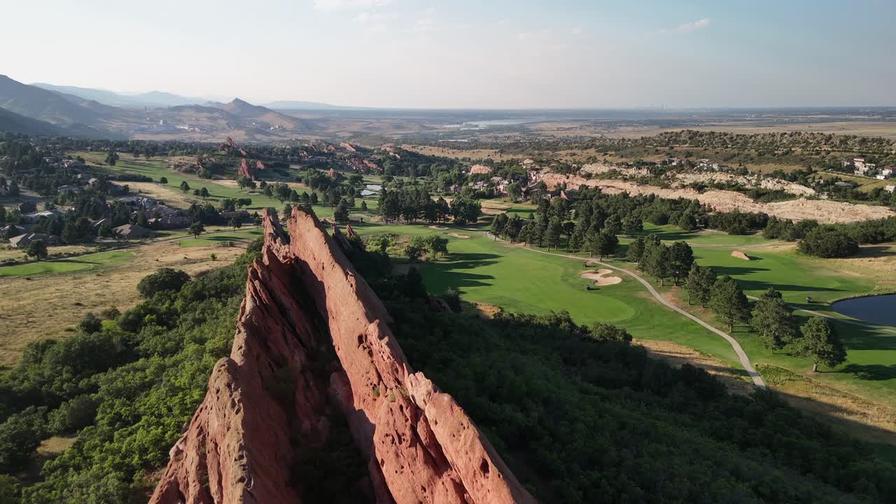 에로헤드 골프 클럽 (arrowhead golf club) 의 지질학적 지형에 노출된 플라이오버