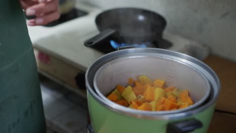 Batata-Amarilla-Y-Naranja-En-Una-Olla-De-Vapor-Verde,-Filmada-En-Cámara-Lenta-De-Primer-Plano-Medio