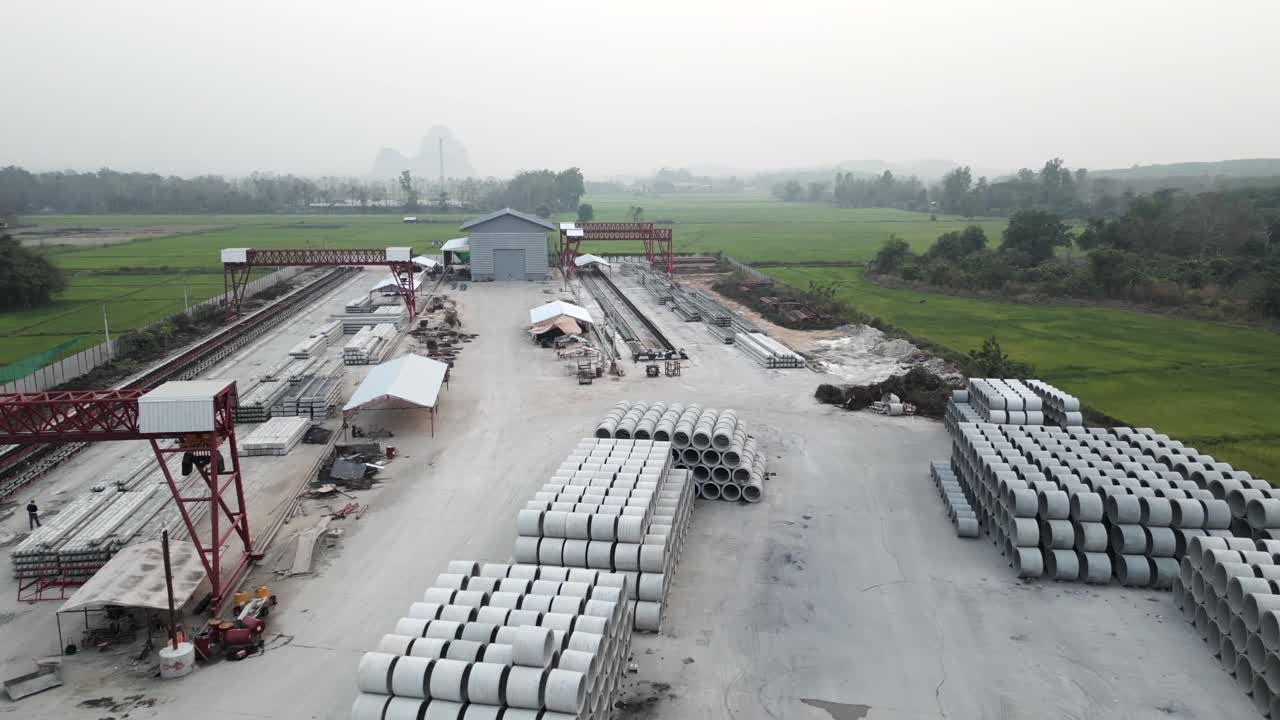 Luftaufnahme eines Betonfertigteilwerks mit Produktionslinien und gelagerten Produkten