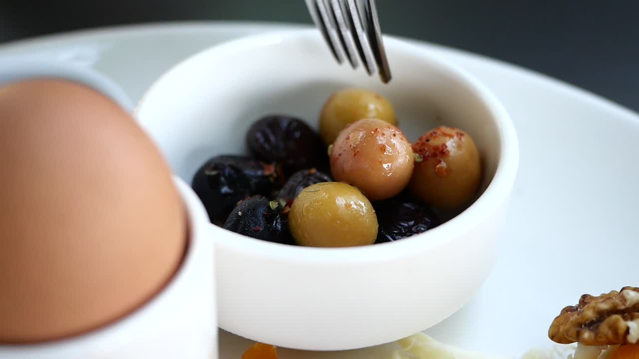 desayuno turco con aceitunas y huevos