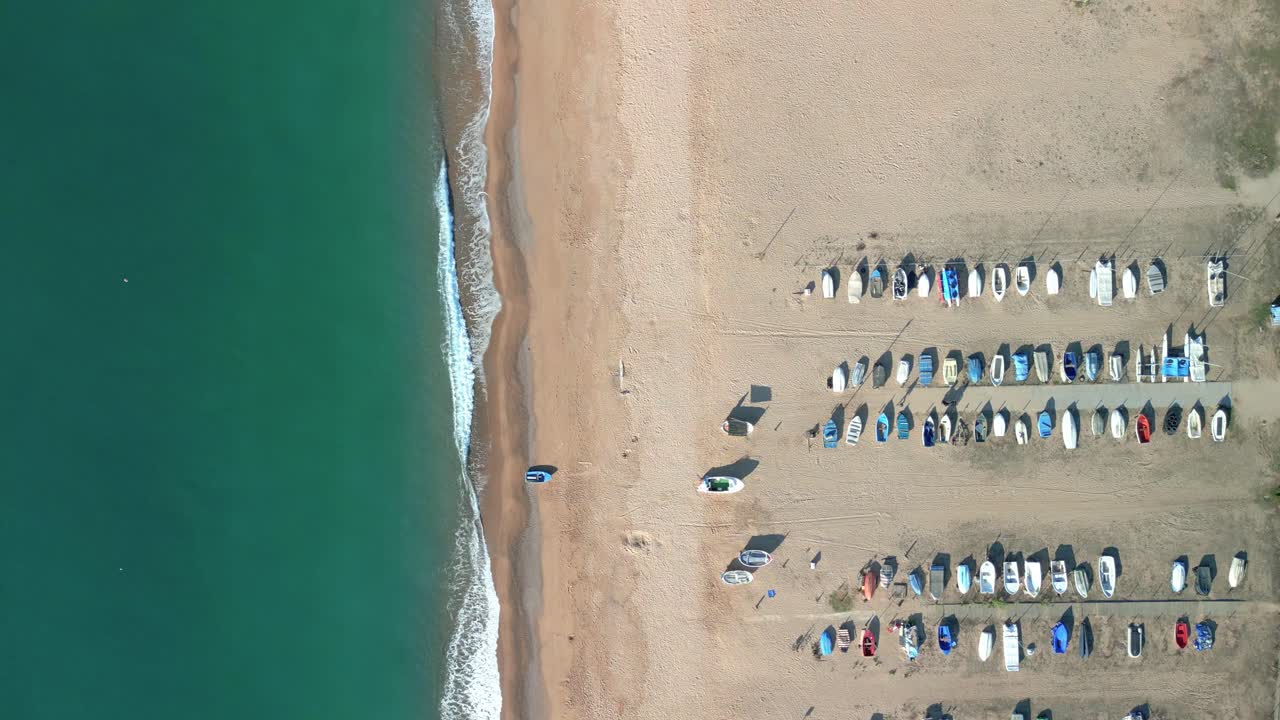 바르셀로나 코스타 델 마레스메 지방의 지중해 전망과 함께 해변에 주차된 일부 어부의 배에 대한 공중 전망