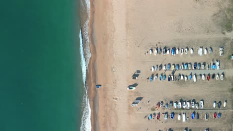 vista aérea sobre algunos barcos de pescadores estacionados en la playa con vistas al mediterráneo en la costa del maresme provincia de barcelona