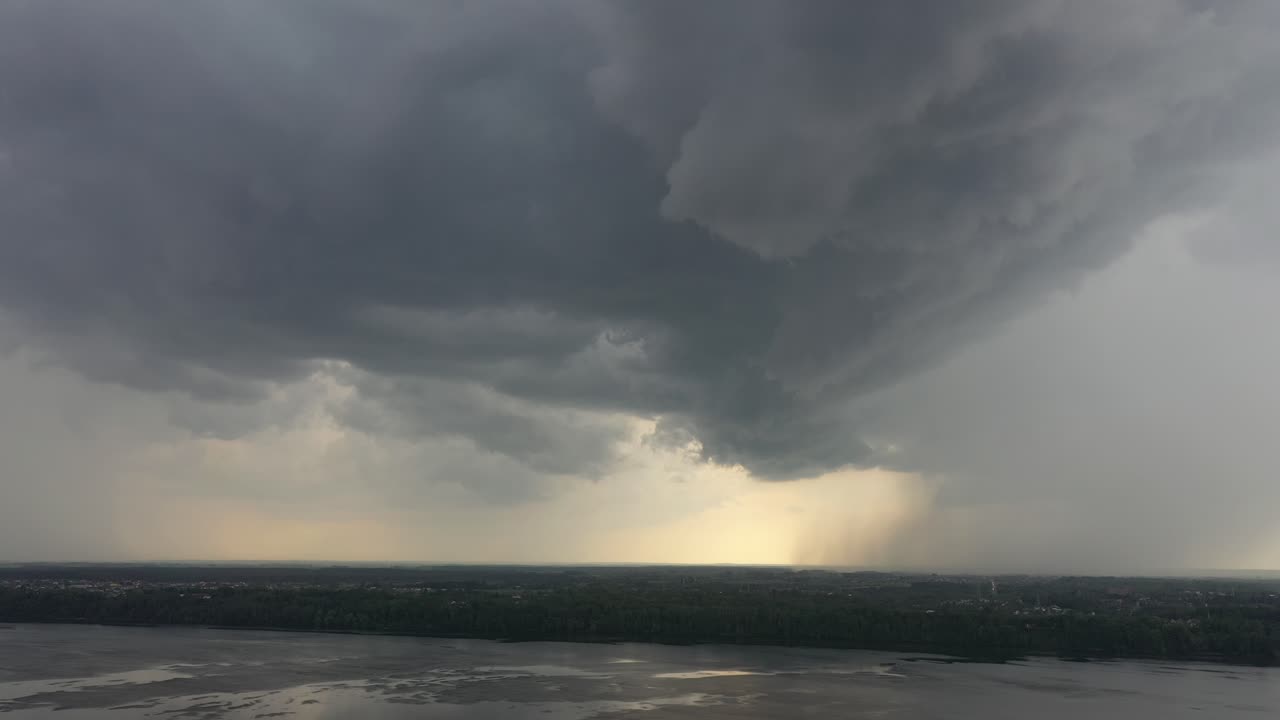 카우나스 바다 위로 폭풍우 구름. 드론 조감도