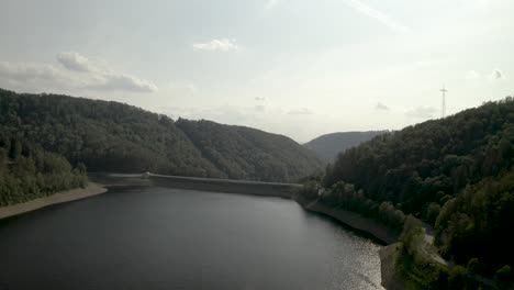 Toma-Escénica-De-Drones-De-Un-Hermoso-Lago-Al-Atardecer-En-El-Parque-Nacional-De-Harz,-Alemania,-Europa