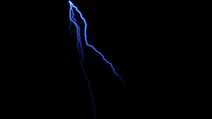 Saetta blu brillante su sfondo nero