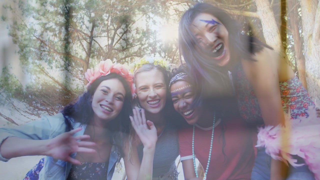 Câmera fazendo contagem regressiva de mulheres sorrindo e acenando ao ar livre, pétalas flutuando sobre coroas de flores para marketing.