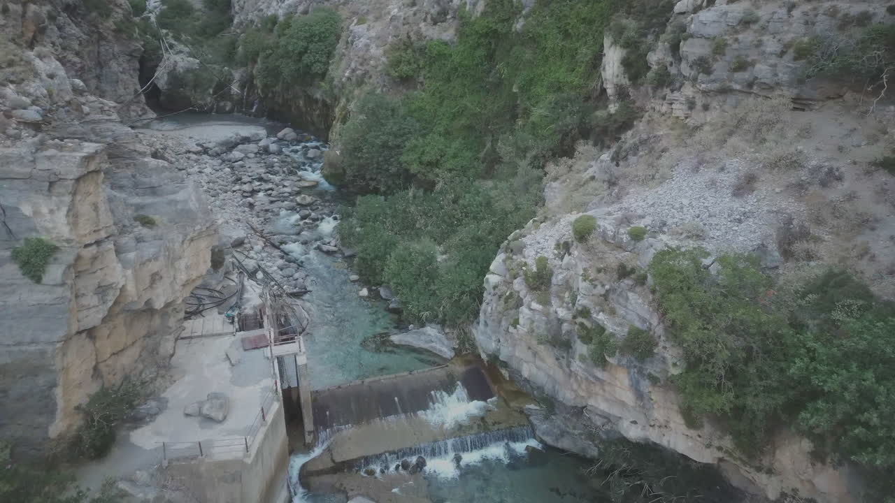 vista aérea de las cascadas del desfiladero de kourtaliotis en creta, grecia
