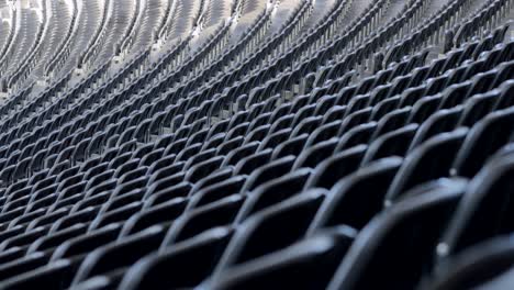 filas de asientos en el estadio de fútbol en 4k - enfoque de rack de muchos asientos