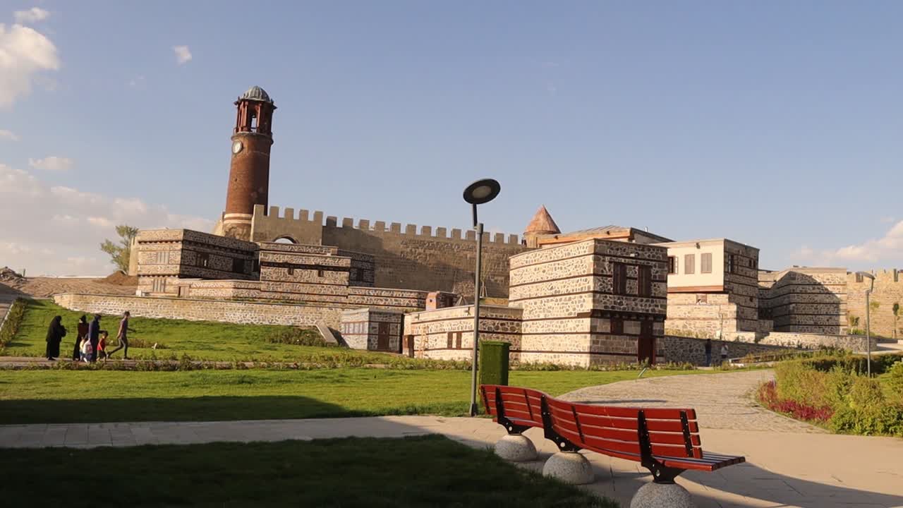 замок эрзурум (турецкий: erzurum kalesi). турецкое путешествие, эрзурум путешествие исламское древнее здание. эрзурум, в турции 9. 15. 2020