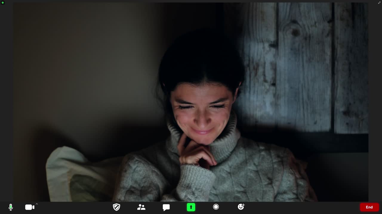 미소 짓는 여자 가 비디오 통화를 즐기고 있다