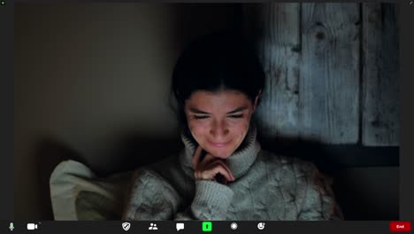 mujer sonriente disfrutando de una llamada de video