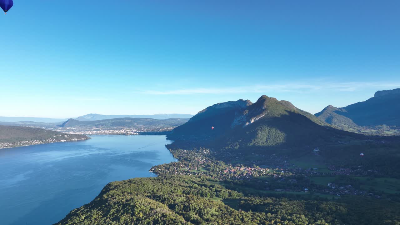 프랑스 안시 호수 상공을 비행하는 열기구