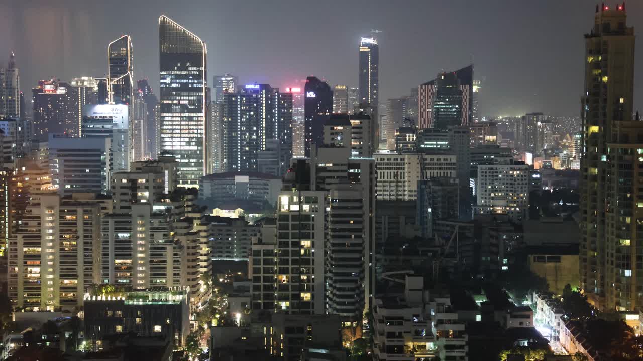 horizonte nocturno de la ciudad con luces cambiantes