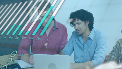 animación de gráficos de datos de negocios sobre dos hombres trabajando en una computadora portátil en la oficina