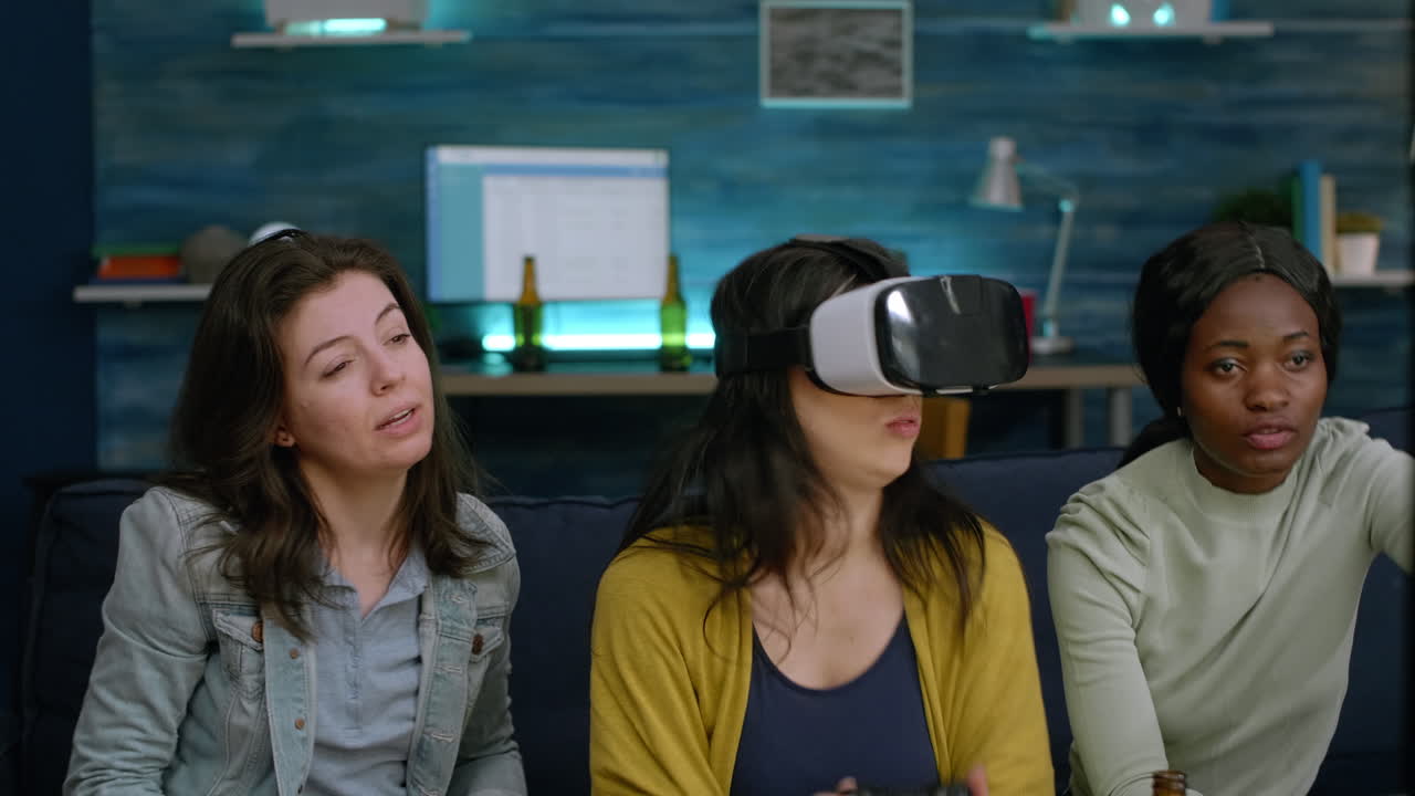 Amici multietnici che sostengono la donna durante la competizione di videogiochi