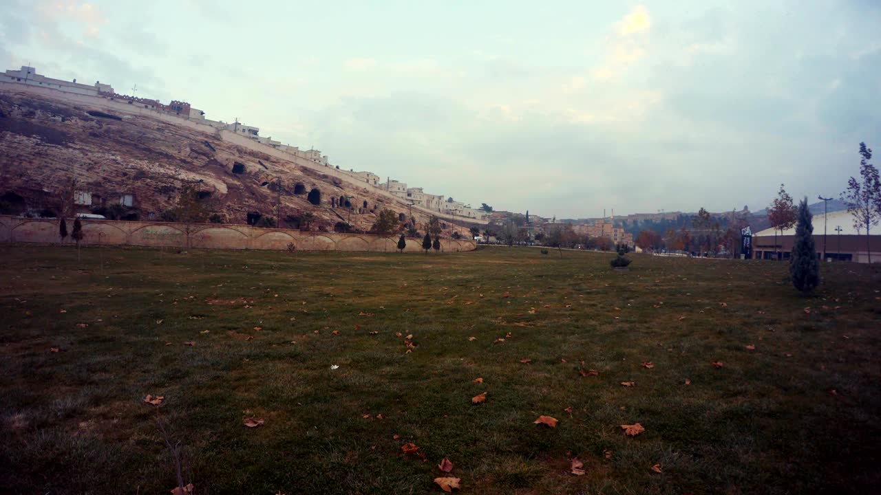 en vista museo de mosaicos y vacío antiguas casas de la cueva de urfa noche invernal