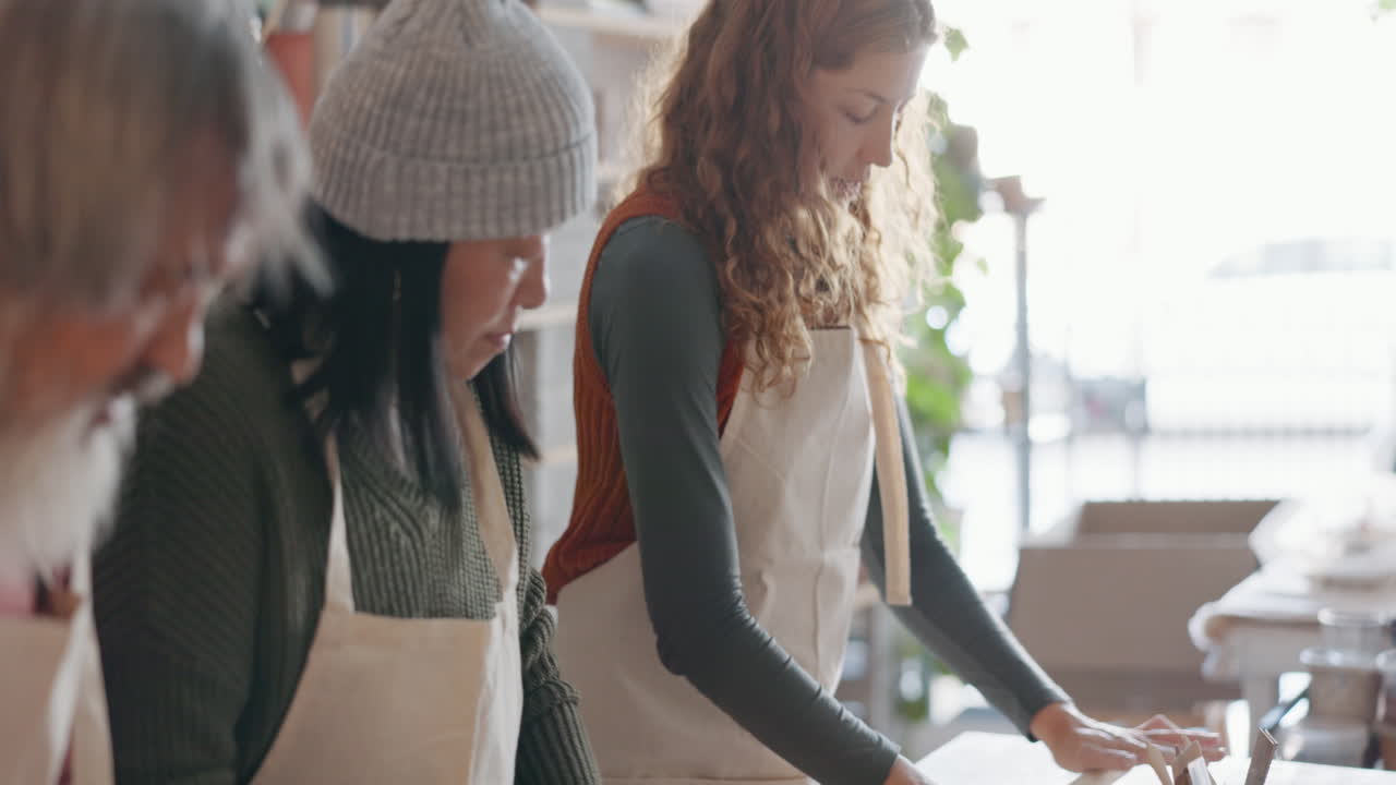 점토, 예술, 그리고 도자기를 만드는 것을 배우는 사람들