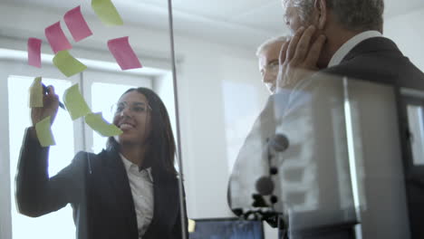 mujer gerente explicando la estrategia de marketing