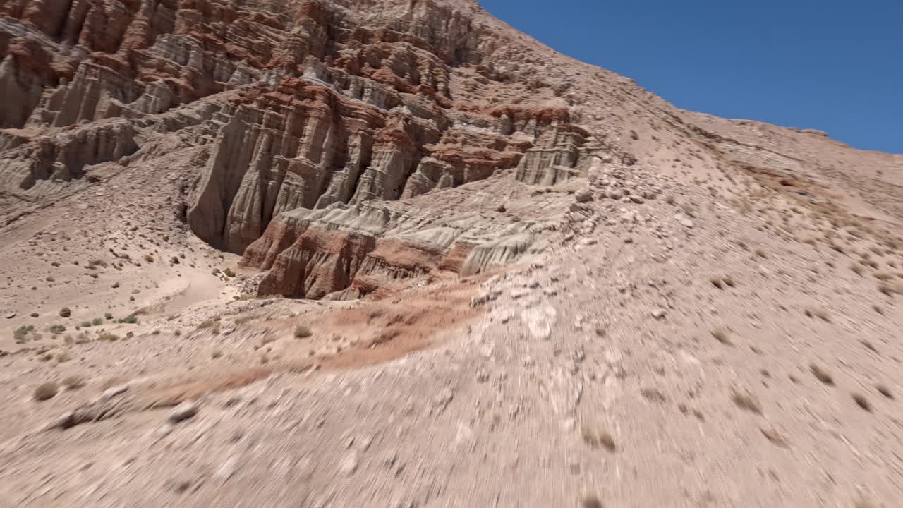 пролетая вдоль изрезанных скал из песчаника в красных