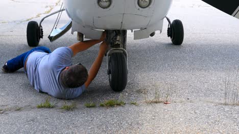 Engineer-servicing-landing-gear-4k