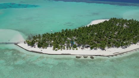 pan panorámico aéreo a través de la isla de onok revela el muelle y el banco de arena con banca