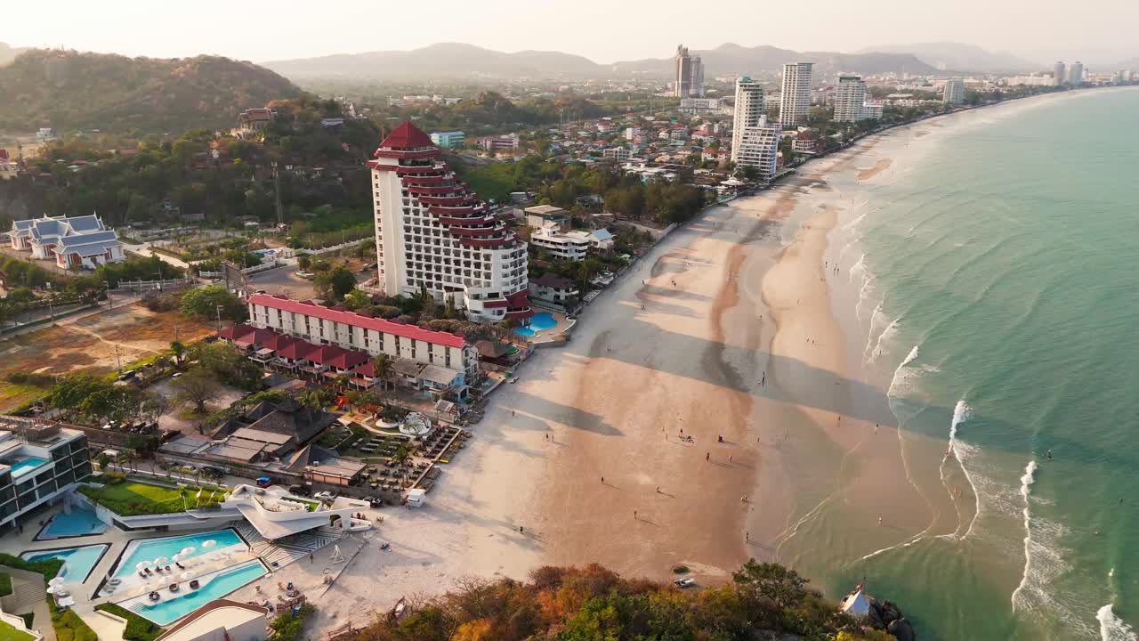 Vista aérea de la playa de Hua Hin, Tailandia, al atardecer, con un resort hotelero, destino de viaje de vacaciones en un paraíso tropical